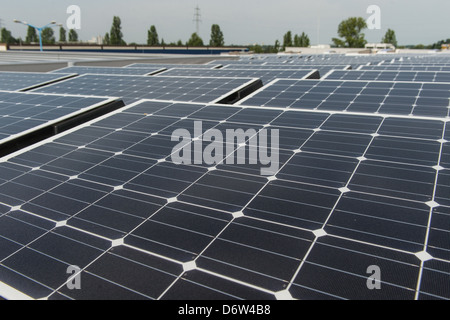 Berlin, Allemagne, toit de Berlin, dans le grand marché avec de nouveaux panneaux solaires Banque D'Images