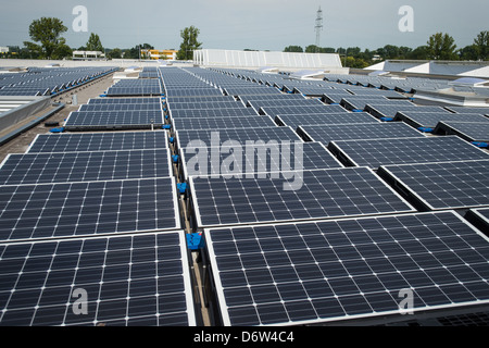 Berlin, Allemagne, toit de Berlin, dans le grand marché avec de nouveaux panneaux solaires Banque D'Images