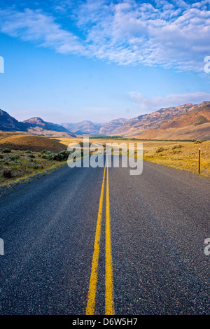 Longue ligne droite route mène vers le désert de l'ouest du Wyoming Banque D'Images