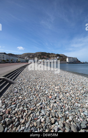La ville de Llandudno, au Pays de Galles. Sunny View de la pittoresque plage de galets sur la côte-nord Llandudno. Banque D'Images