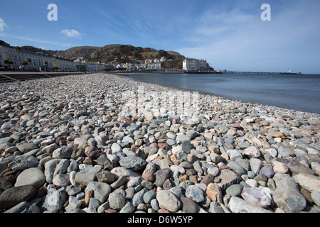 La ville de Llandudno, au Pays de Galles. Sunny View de la pittoresque plage de galets sur la côte-nord Llandudno. Banque D'Images