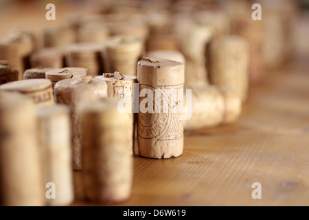 Bouchons disposés sur un bureau en bois en vue rapprochée Banque D'Images