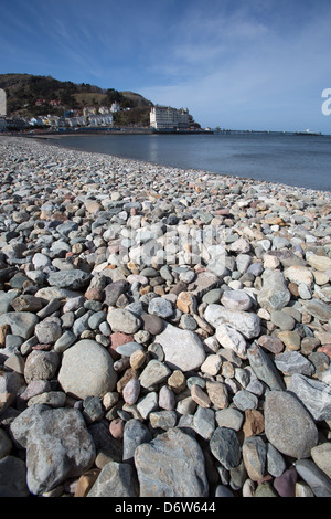 La ville de Llandudno, au Pays de Galles. Sunny View de la pittoresque plage de galets sur la côte-nord Llandudno. Banque D'Images
