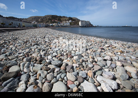 La ville de Llandudno, au Pays de Galles. Sunny View de la pittoresque plage de galets sur la côte-nord Llandudno. Banque D'Images