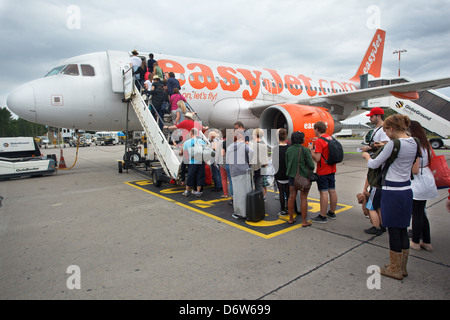 Schönefeld, Allemagne, les voyageurs de monter dans une machine à l'aéroport Schönefeld avec easyJet Banque D'Images