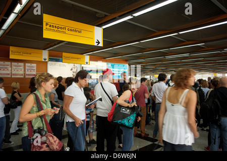 Kastela, Croatie, les passagers sont en place pour le contrôle des passeports à l'aéroport de Split Banque D'Images