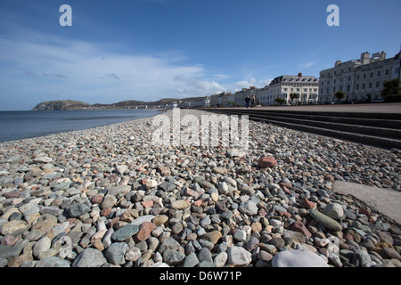 La ville de Llandudno, au Pays de Galles. Sunny View de la pittoresque plage de galets sur la côte-nord Llandudno. Banque D'Images