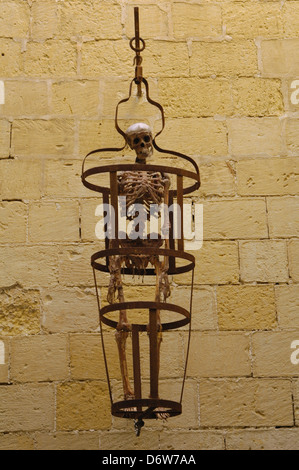 Gibbet médiéval dans le donjon et la prison de torture situé sous le Palais de Vilhena dans la ville de Mdina dans l'île de Malte. Les donjons médina recréent les différents types de torture qui se produisirent à Malte dans son passé ancien . Banque D'Images