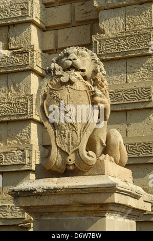 Sculpture du Lion tenant le manteau des armes de Vilhena ou de la ville de Rabat en dehors du style baroque du XVIIe siècle porte de Vilhena la porte principale dans la ville fortifiée de Mdina également connue par ses titres Citta Vecchia ou Citta Notabile, situé dans la région nord de Malte Banque D'Images