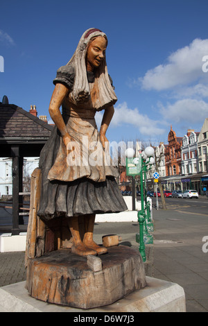 La ville de Llandudno, au Pays de Galles. Le contrepartiste Simon Alice au Pays des Merveilles sculptées chêne sculpture à Llandudno's rue Augusta. Banque D'Images