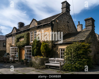 BASWELL, DERBYSHIRE, Royaume-Uni - 18 AVRIL 2013 : Magasinez dans 17th Century Farmhouse à Baslow Village vendant de la poterie. Banque D'Images