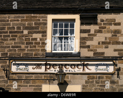 BAKEWELL, DERBYSHIRE, Royaume-Uni - 18 AVRIL 2013 : panneau pour Peacock Pub Banque D'Images