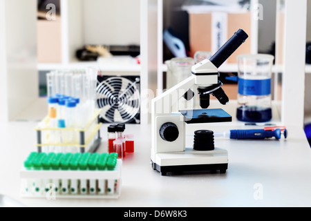 Laboratoire de chimie de l'approvisionnement alimentaire / contrôler la quantité de nitrates, pesticides et herbicides Banque D'Images