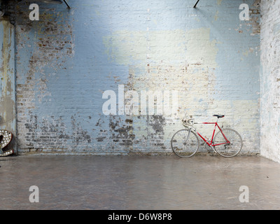 Vieux mur de briques peint distressed Banque D'Images