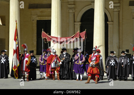 Des acteurs vêtus de chevaliers médiévaux répromulguent le Grand Siège de 1565 sur la place Saint-Georges pendant le Carnaval de Malte à la Valette, Malte Banque D'Images