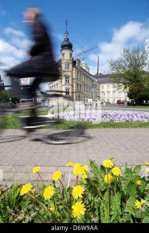 Oldenburg, Allemagne, un cycliste rides passé le château d'Oldenbourg Banque D'Images