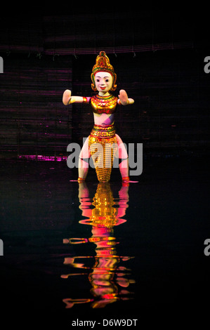 Close up vertical d'une image aux couleurs vives water puppet poupée, un art traditionnel au Vietnam. Banque D'Images