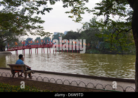 Grand angle de visualisation horizontal d'un couple asiatique profitant de la vue sur le pont de Huc, Thê Húc traversée de pont du lac Hoan Kiem à Han Banque D'Images