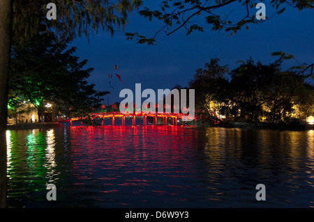 Grand angle de visualisation horizontal du pont Huc, Thê Húc traversée de pont du lac Hoan Kiem à Hanoi la nuit. Banque D'Images