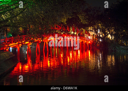 Grand angle de visualisation horizontal du pont Huc, Thê Húc traversée de pont du lac Hoan Kiem à Hanoi la nuit. Banque D'Images