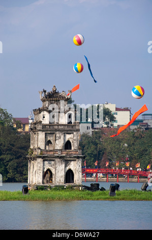 Vue verticale de Thap Rua, Tháp Rùa alias Turtle Tour au milieu du lac Hoan Kiem à Hanoi lors d'une journée ensoleillée. Banque D'Images