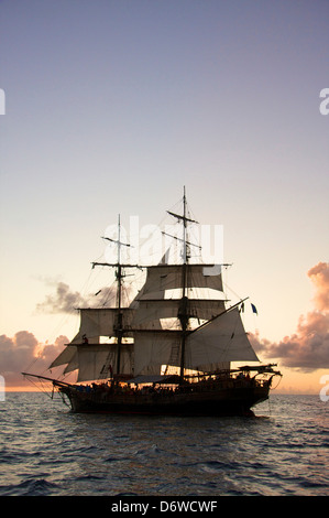 Croisière au coucher du soleil sur Brig Unicorn, du xviiie siècle, les expédier en vedette dans Pirates des Caraïbes Banque D'Images