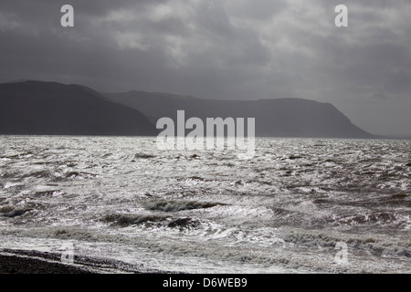 La ville de Llandudno, au Pays de Galles. La silhouette pittoresque vue à travers la baie de Conwy. Banque D'Images