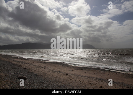 La ville de Llandudno, au Pays de Galles. La silhouette pittoresque vue à travers la baie de Conwy. Banque D'Images