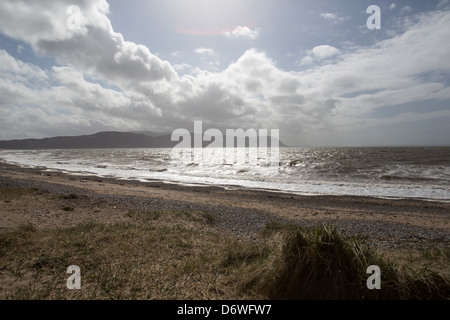 La ville de Llandudno, au Pays de Galles. La silhouette pittoresque vue à travers la baie de Conwy. Banque D'Images