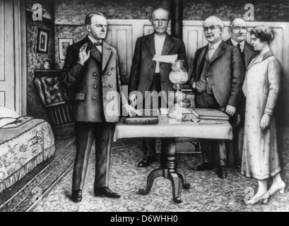 Tôt le matin de l'inauguration de Calvin Coolidge le 3 août 1923, à la maison de son père à Plymouth, Massachusetts, après la mort du Président Warren G. Harding. Le serment est administré par notaire le Colonel John Coolidge, le père du président, en présence de Mme Calvin Coolidge, Porter H. Dale, et L.F. Lane. Banque D'Images