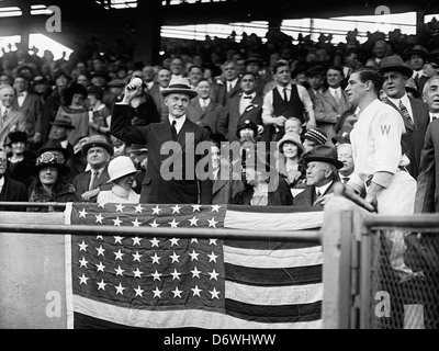 Le président Calvin Coolidge à jeter au baseball game, vers 1924 Banque D'Images