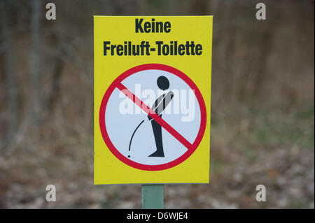 L'Allemagne, de Prora. 23 avril, 2013. Un panneau indique 'pas de toilettes extérieures' sur un champ privé sur l'île de Rügen, Allemagne, Prora 23 avril 2013. Photo : STEFAN SAUER Banque D'Images