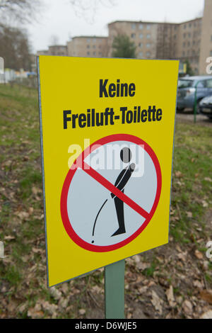 L'Allemagne, de Prora. 23 avril, 2013. Un panneau indique 'pas de toilettes extérieures' sur un champ privé sur l'île de Rügen, Allemagne, Prora 23 avril 2013. Photo : STEFAN SAUER Banque D'Images