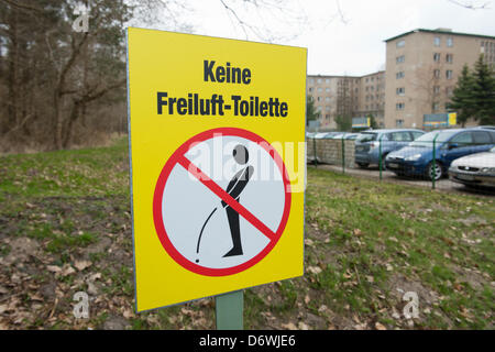 L'Allemagne, de Prora. 23 avril, 2013. Un panneau indique 'pas de toilettes extérieures' sur un champ privé sur l'île de Rügen, Allemagne, Prora 23 avril 2013. Photo : STEFAN SAUER Banque D'Images