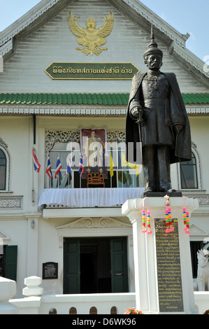 La Thaïlande, Nan, statue de seigneur féodal de Nan Phrachao Suriyaphong Pharitdeg devant le Musée national de Nan Banque D'Images