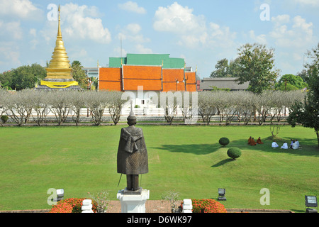 La Thaïlande, Nan, Wat Chang Kham vus de Nan Musée National. Statue est seigneur féodal de Nan Phrachao Suriyaphong Pharitdeg Banque D'Images