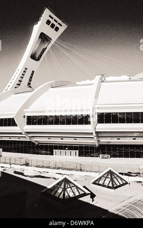 La tour inclinée du stade olympique de Montréal tient son toit escamotable et plane sur le stade et ses environs Banque D'Images