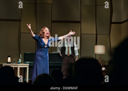 Valerie Harper prend le soirée d'ouverture de la pièce de Broadway 'Exécuter en boucle, 14 mars, 2010 ; co-star Michael Mulheren en arrière-plan Banque D'Images