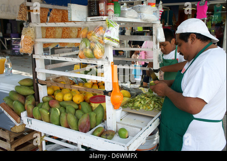 Père et fils exploité stand de fruits sur l'Avenue au centre-ville de Tulum, Cancun, Quintana Roo, Mexique Banque D'Images