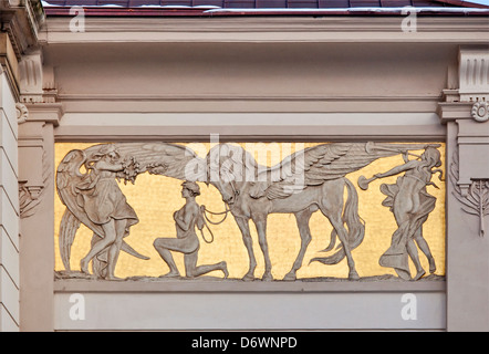 Panneau bas relief Art Nouveau, conçu par Jacek Malczewski, à frise de Palac Sztuki ou Palais des Arts à Cracovie, Pologne Banque D'Images