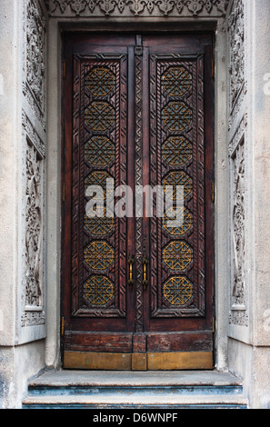 Très ancien et grand porte gothique à Kiev, Ukraine Banque D'Images