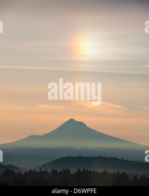 Photographie d'un chien ou d'un soleil soleil simulé ou parhelia placés au-dessus de Mount Hood, un volcan dormant en Amérique du Nord-ouest du Pacifique Banque D'Images