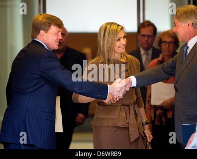 La Haye, aux Pays-Bas. 23 avril, 2013. Couronne néerlandaise Prince Willem-Alexander (L) et de la princesse Maxima visiter le service d'information du gouvernement (rijksvoorlichtingsdienst, DRV) pour rencontrer le chef de la DRV et membres des médias avant l'inauguration du Roi Willem-Alexander au Binnenhof à La Haye, Pays-Bas, 23 avril 2013. Photo : Patrick van Katwijk/dpa/Alamy Live News Banque D'Images