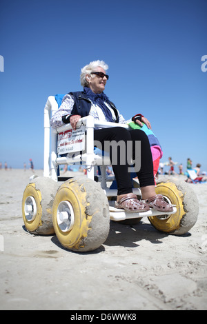 Sankt Peter-Ording, Allemagne, Senior en fauteuil roulant de plage sur la plage de St Peter-Ording Banque D'Images