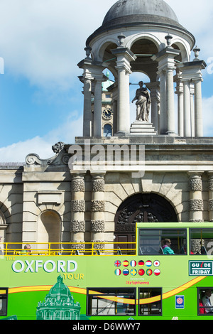 Visite guidée d'Oxford bus en face du Queens College, Oxford, Angleterre Banque D'Images