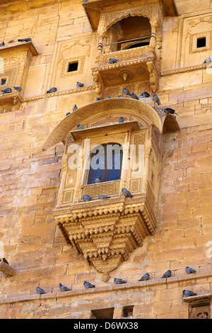 Fenêtre décorée dans Jaisalmer Fort, de l'architecture détaillée, Jaisalmer, Rajasthan, India Banque D'Images