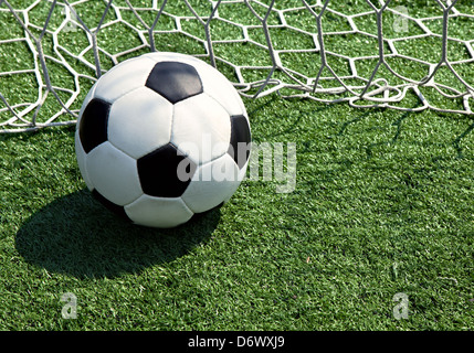 Ballon de soccer sur le terrain dans la grille Banque D'Images