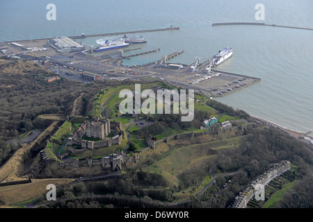 Photo aérienne du château de Douvres avec en arrière-plan Banque D'Images