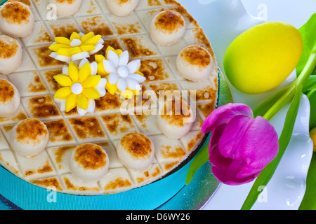 Gâteau de Pâques traditionnel décoré de fleurs en massepain. Banque D'Images