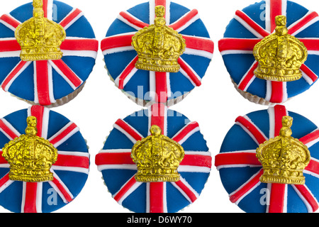 Cupcakes décorés avec Union Jack et couronne d'or. Banque D'Images